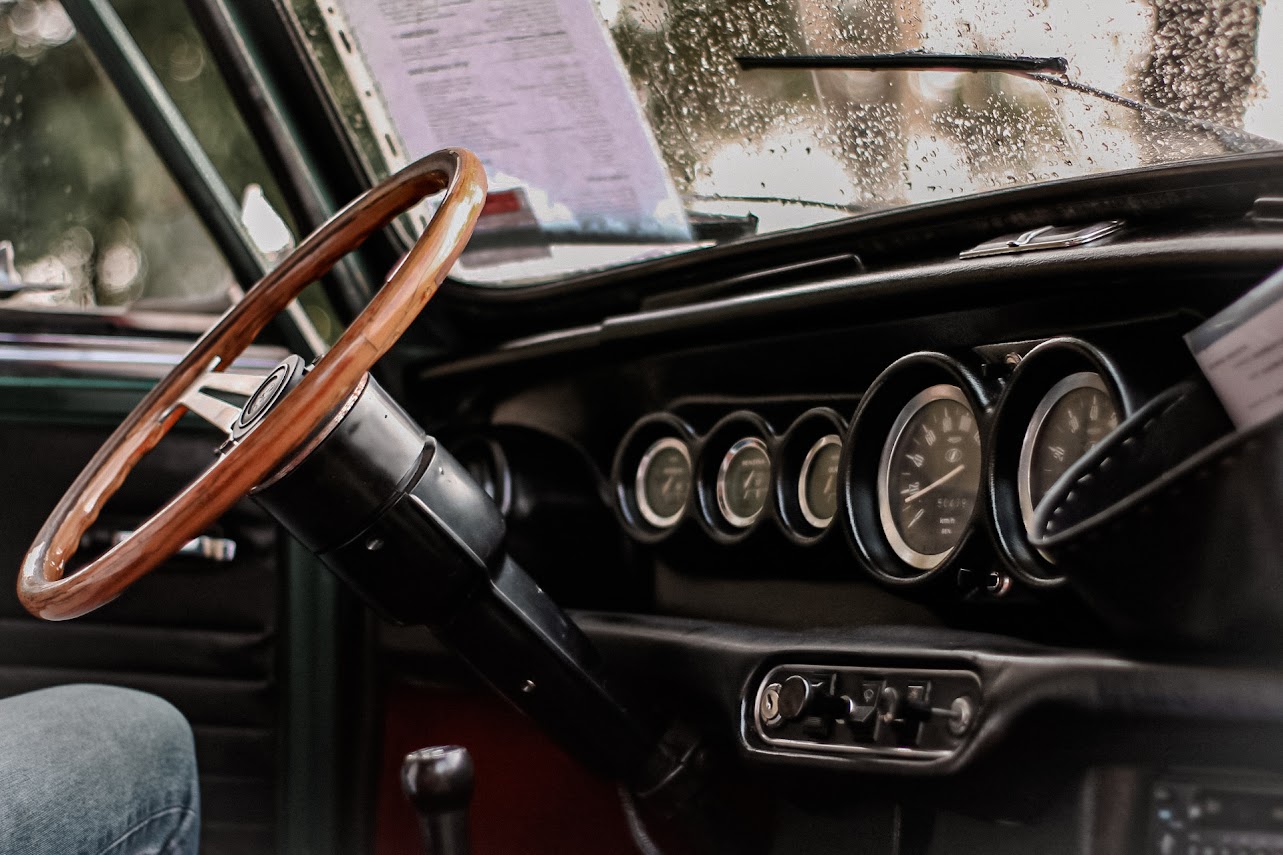 Interno di un'auto da vendere anche se guasta
