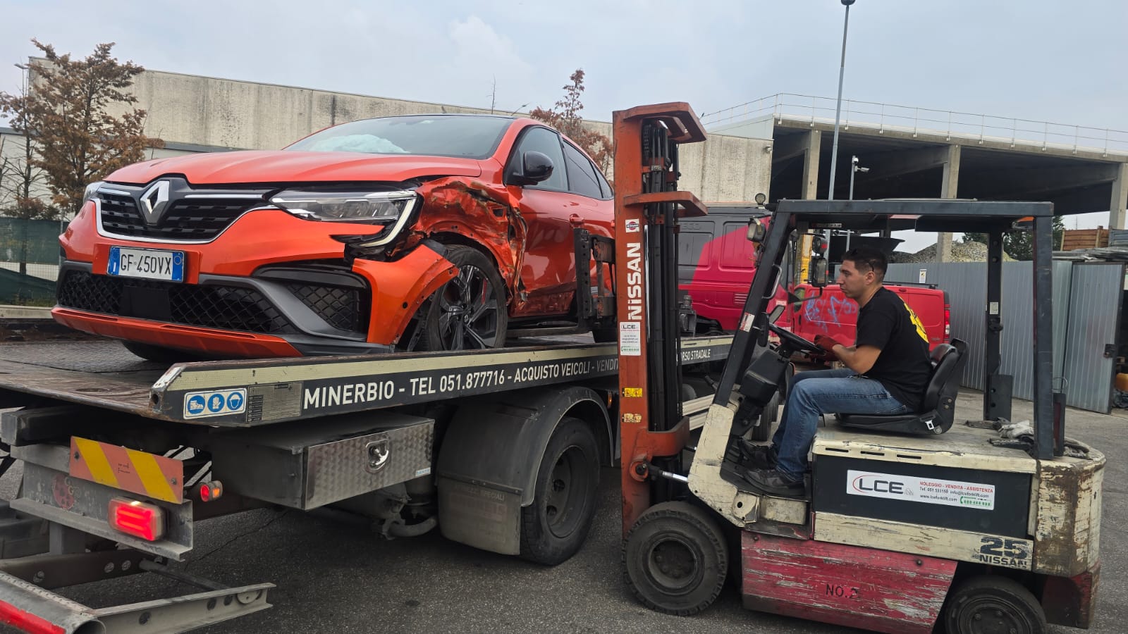 Auto incidentata caricata sul carroattrezzi Automultiservice