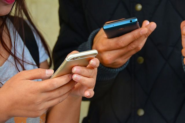 Responsabilità del pedone se attraversa la strada mentre guarda il cellulare