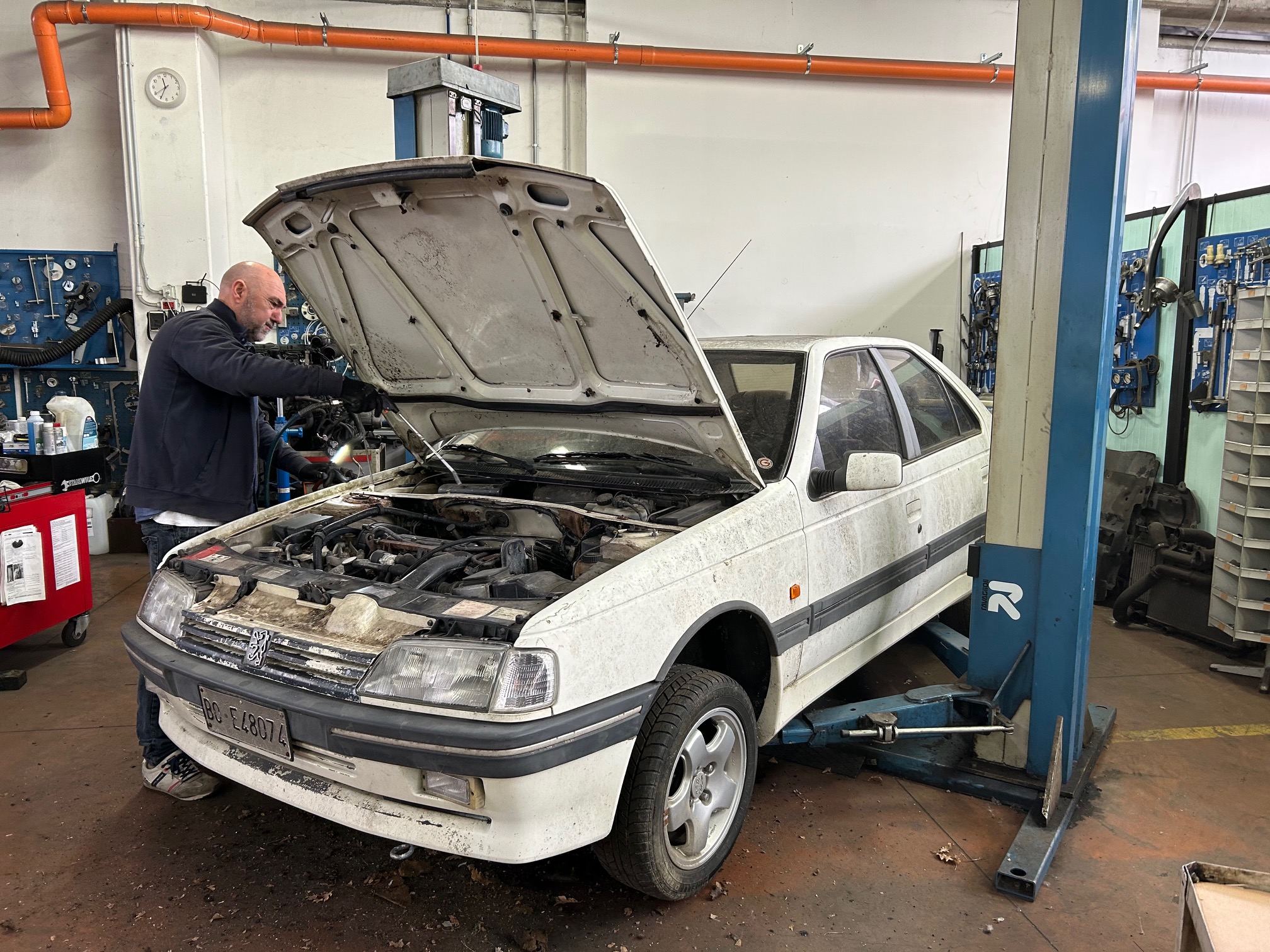 Auto usata in officina per il controllo